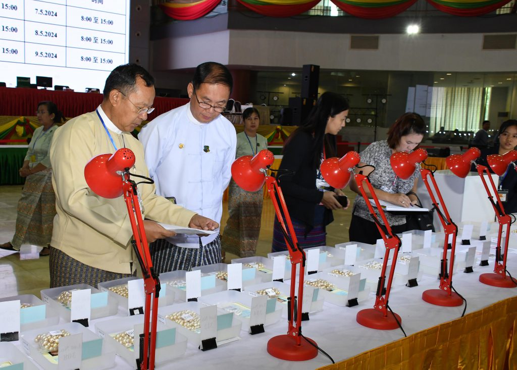 (၅၉)ကြိမ်မြောက် မြန်မာ့ကျောက်မျက်ရတနာပြပွဲ တတိယနေ့တွင် ပုလဲအတွဲပေါင်း ၁၉၇ တွဲ ရောင်းချနိုင်ခဲ့ နေပြည်တော် မေလ ၅