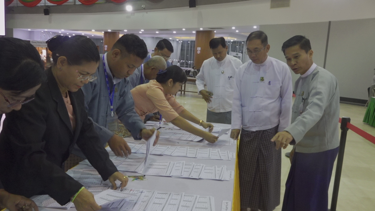 ၂၀၂၅ ခုနှစ်၊ (၆၀)ကြိမ်မြောက် မြန်မာ့ကျောက်မျက်ရတနာပြပွဲ တတိယနေ့ ဆက်လက်ကျင်းပ ပုလဲအတွဲပေါင်း ၂၁၉ တွဲ ရောင်းချရ